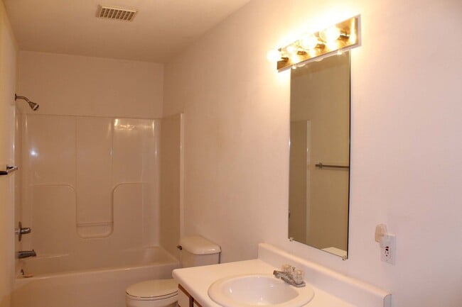 Building Photo - Charming 2-Bedroom, 1-Bath Apartment with ...
