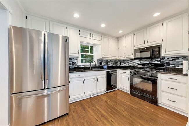 Building Photo - 718 Players Ct