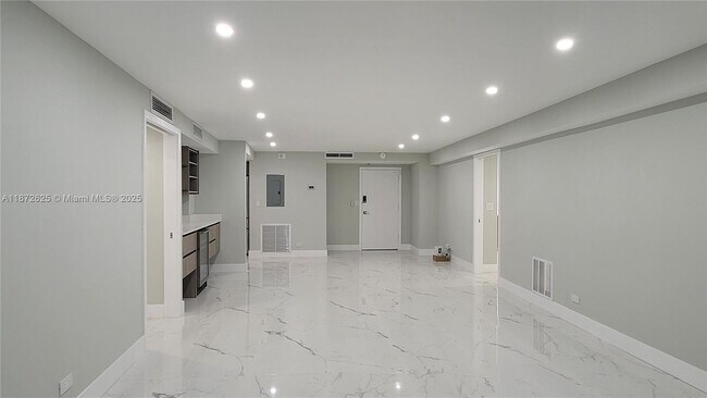 Building Photo - 6039 Collins Ave