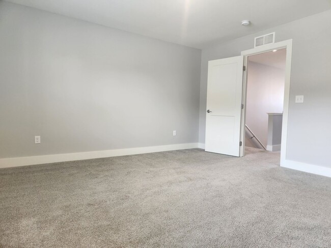 Building Photo - Two Bedroom Townhome