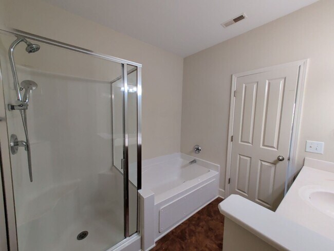 Building Photo - 2-Bed/2-Bath condo in Lenox Village.