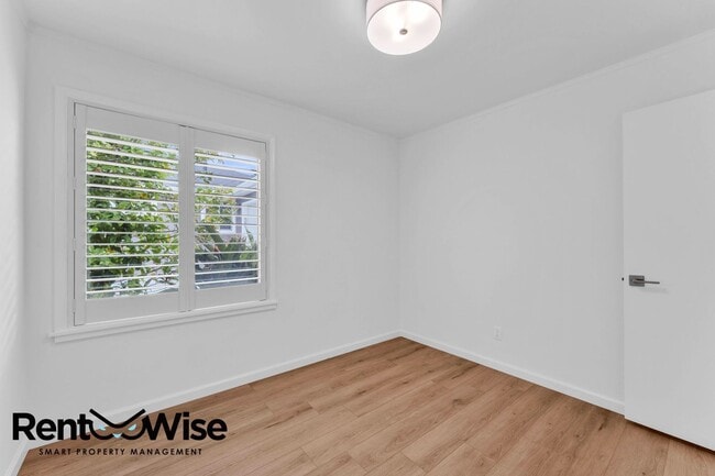 Building Photo - 110 Cuesta Dr