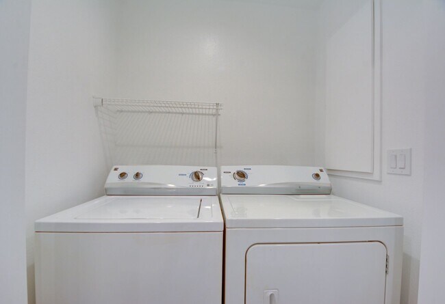 Building Photo - 2 Story 2 Bedroom Gated Community Amazing Location