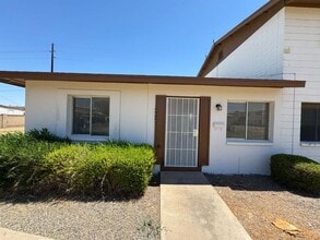 Building Photo - Holiday Gardens Townhome