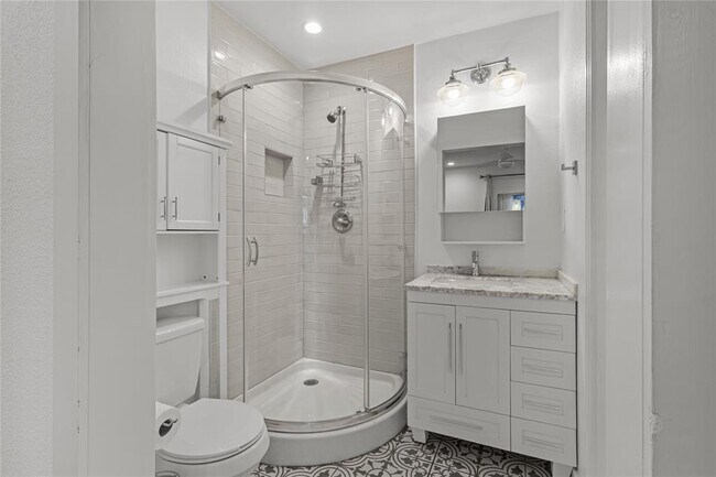 Building Photo - 713 E 45th St