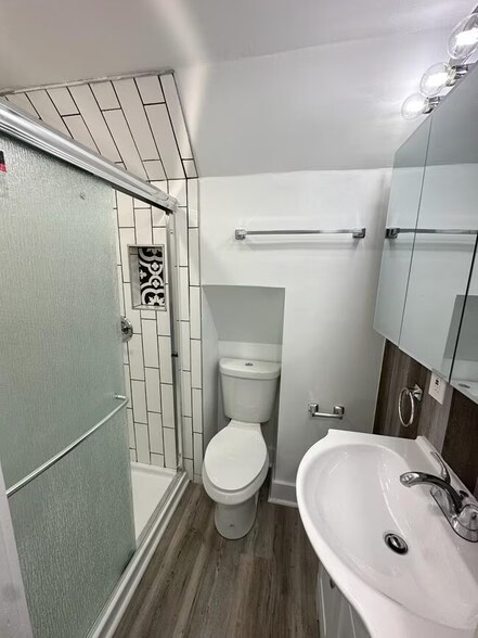 Building Photo - 3370 Parkview Ave