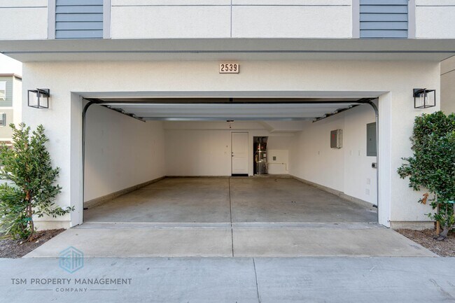 Building Photo - 4 Bed 3.5 Bath Detached House in South El Monte!