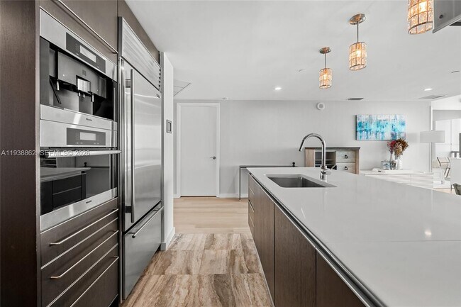 Building Photo - 17001 Collins Ave