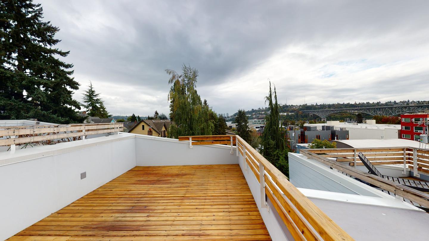 Building Photo - Chic Wallingford townhouse near Gas Works Park