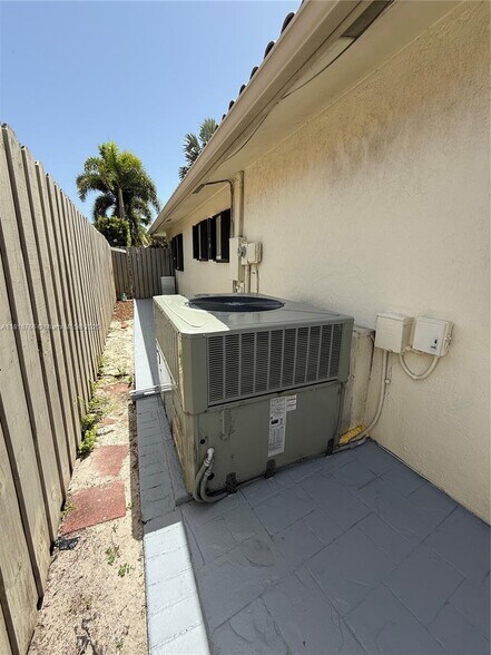 Building Photo - 1721 NE 48th Ct