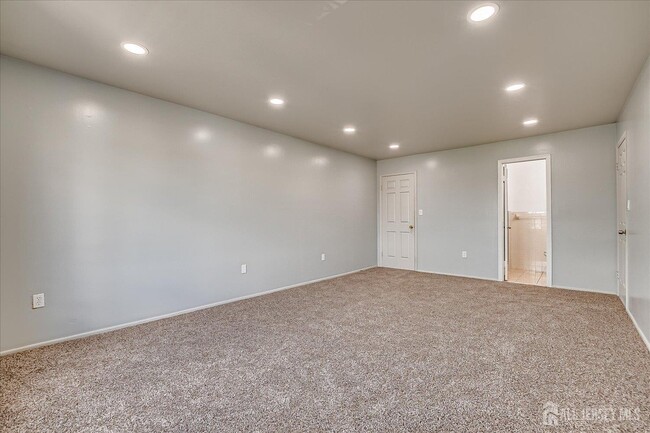 Building Photo - 213 Peach St