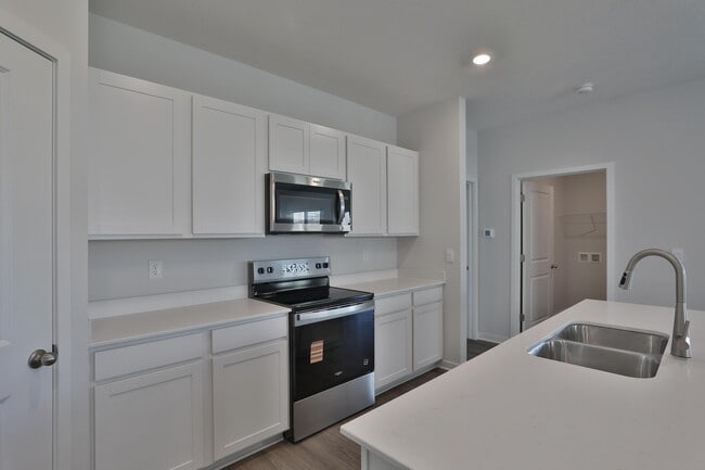 Building Photo - 738 Maria Dr