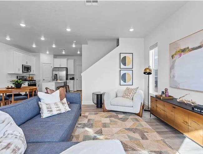 Building Photo - 3 Bedroom Desert Color Townhome!!