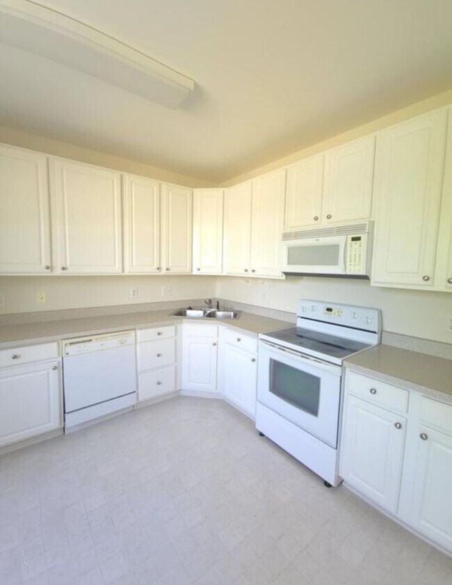 Building Photo - Spacious 2BR/2BA Townhome in Cobblestone F...