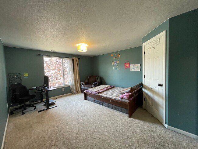 Building Photo - Charming Rock Creek 3 Bed 2.5 Bath - Centr...