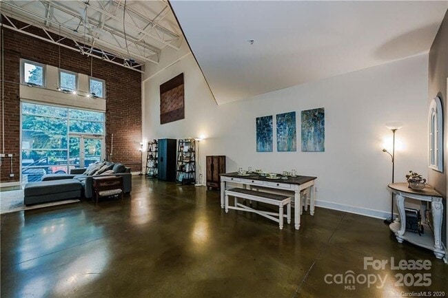 Building Photo - 913 Westmere Ave