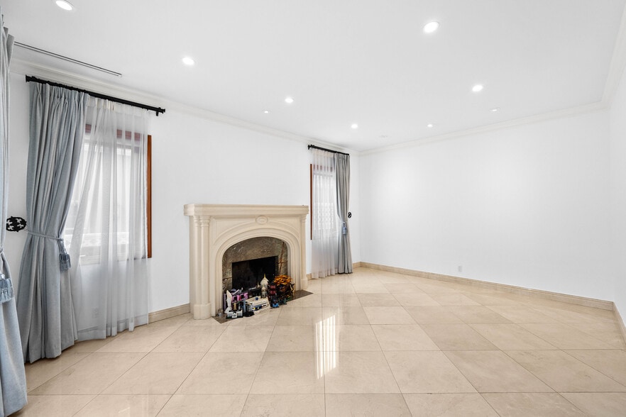 Building Photo - 9033 Cresta Dr