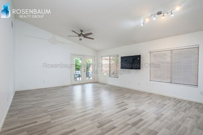 Building Photo - 5034 E Holmes Ave