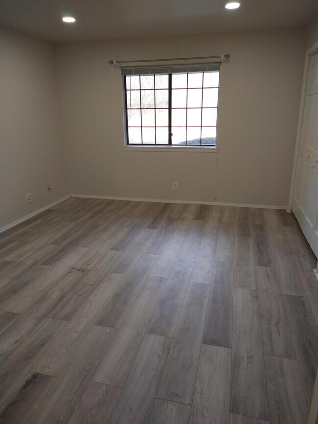 Building Photo - 20245 Independence Dr