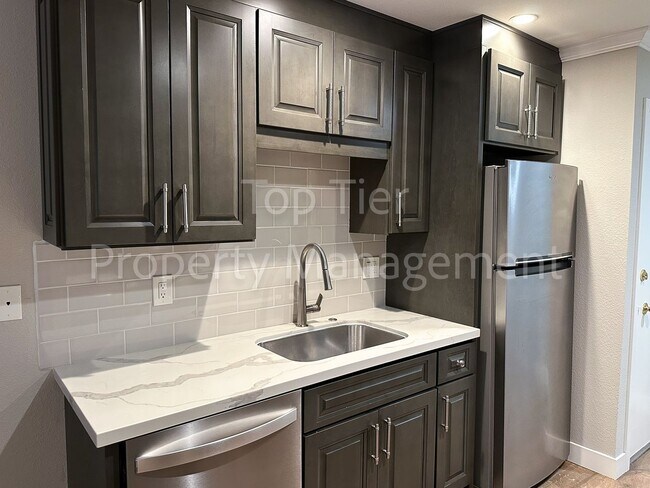 Building Photo - Meticulously renovated 2 Bd/1 Ba, 889 sf, ...