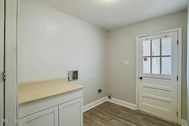 Building Photo - 249 Bay Park Dr