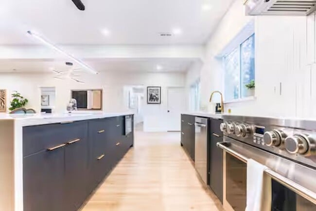 Building Photo - Spacious Modern Home for Rent in Burien / South Seattle