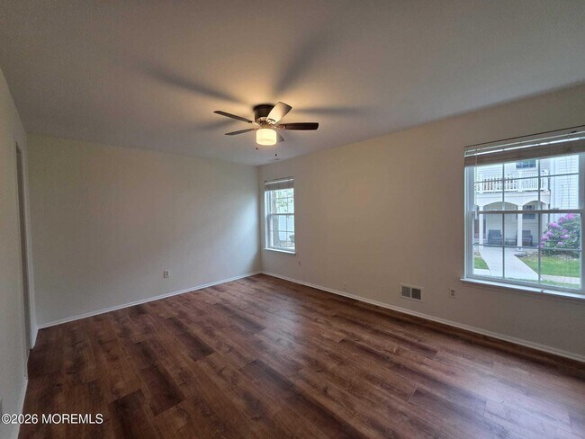 Building Photo - 129 Tulip Ln