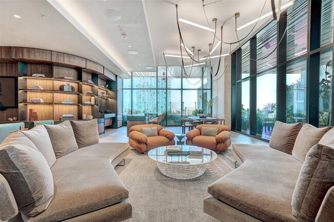 Building Photo - 610 Davis St