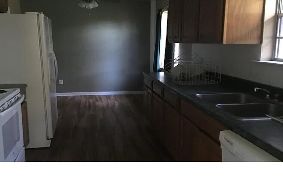 Kitchen - 10980 Forest Gln