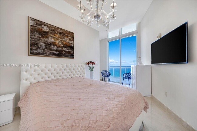 Building Photo - 15811 Collins Ave