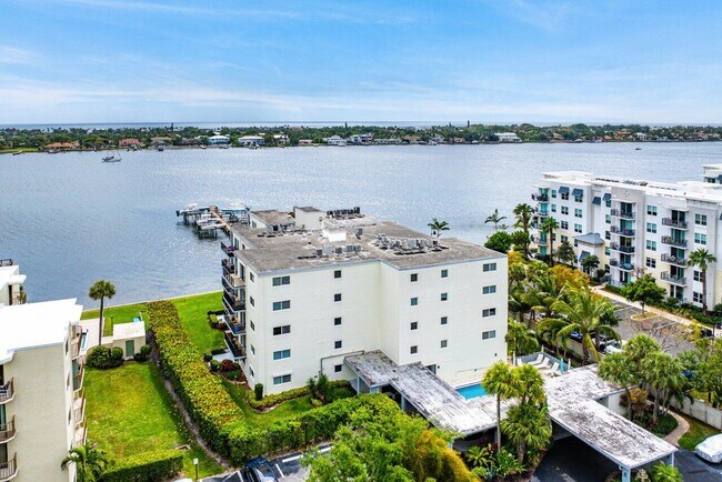 Building Photo - 1206 S Lake Dr