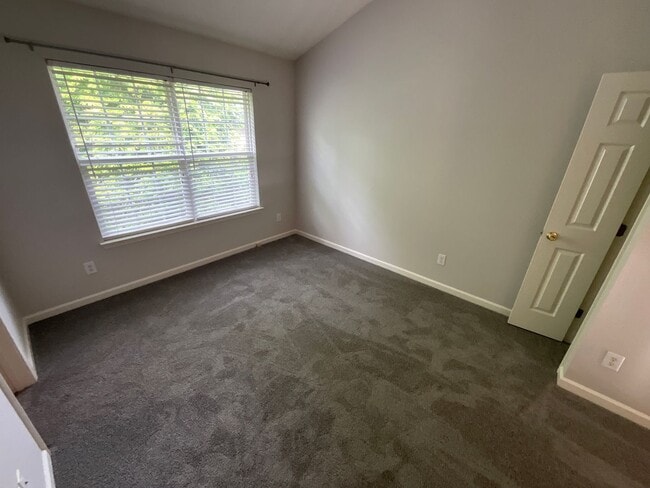 Building Photo - Charming 3 bedroom/2.5 bathroom End Unit i...