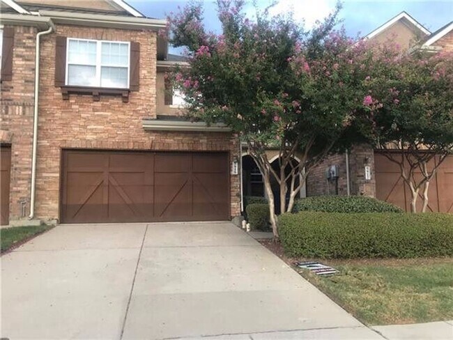 Building Photo - Great Townhome in Prime Locaton