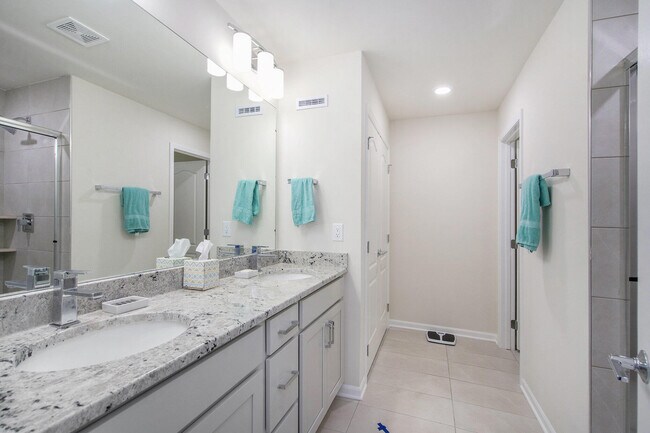 Building Photo - 5525 E Spaniel Dr
