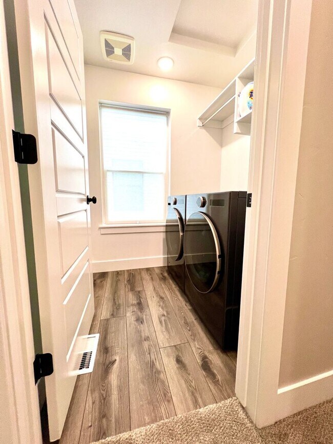 Building Photo - Peregrine Townhomes