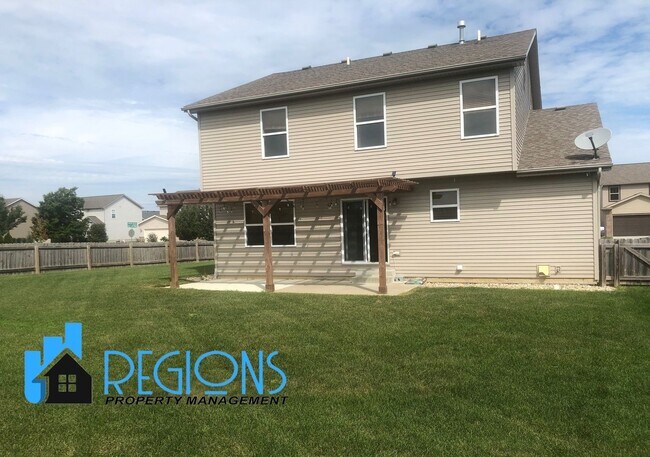 Building Photo - Beautiful 5BR 3.5 bathroom house in North East Normal. Large fenced in back yard.