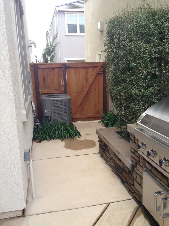 Building Photo - Gorgeous Model Spacious Folsom Unit!