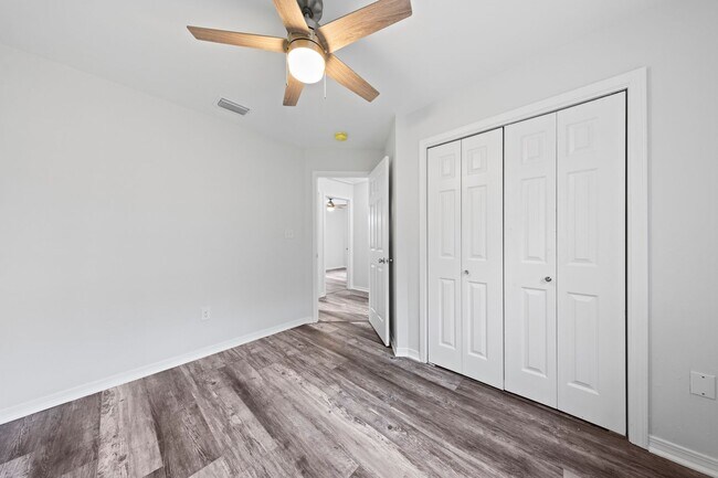 Building Photo - Beautifully Updated Townhouse