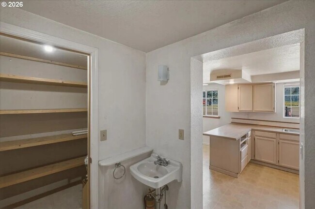 Building Photo - 1290 Riggs Hill Rd