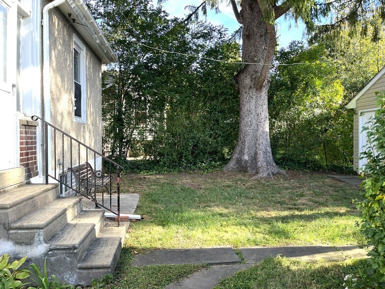 Private back yard - 403 School St