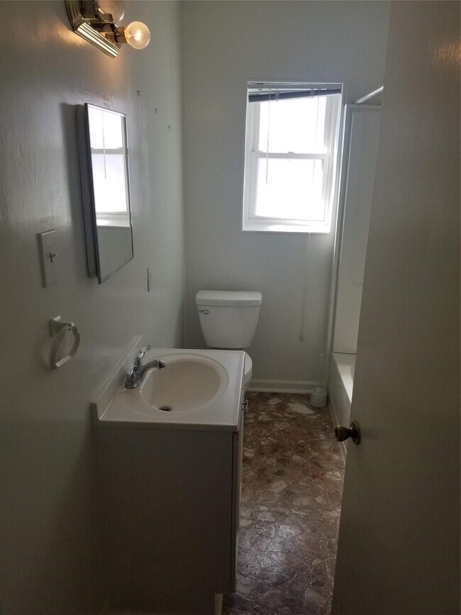 Building Photo - 2823 Cleburne St