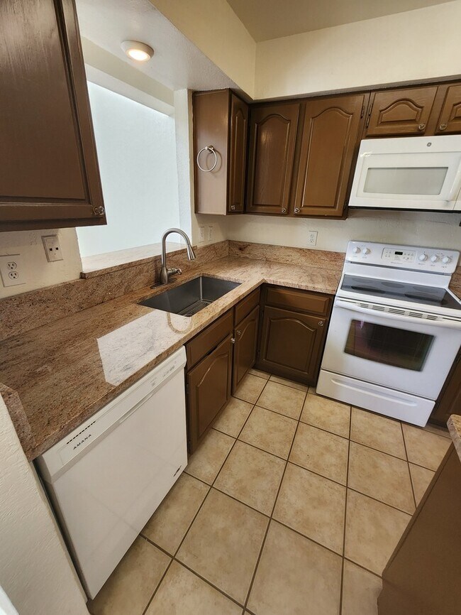 Building Photo - 2 story townhome, 2 bed 2.5 bath