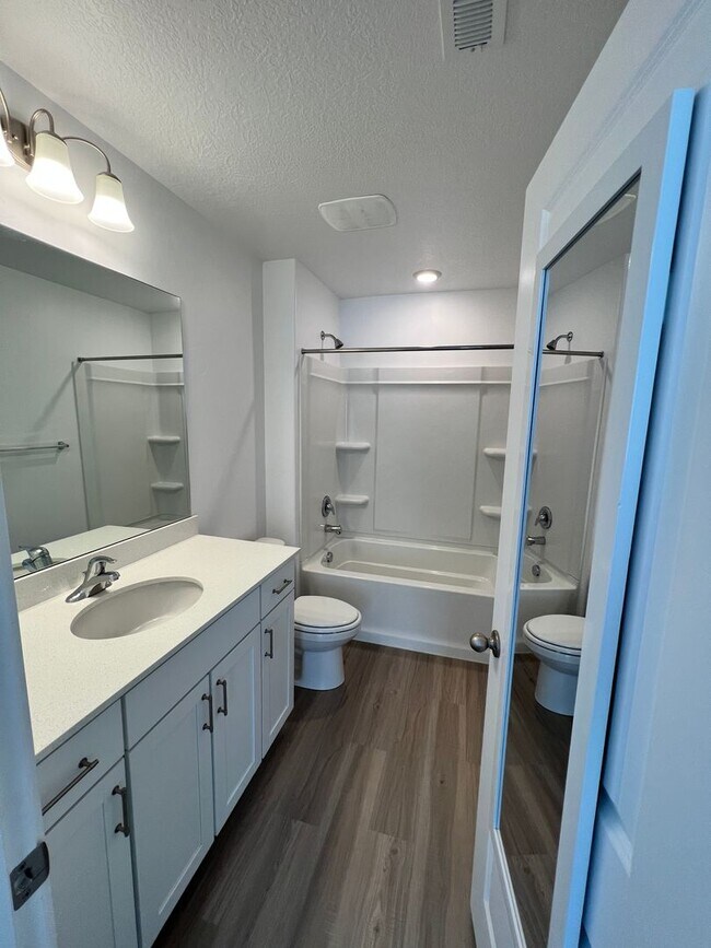 Building Photo - 4 Bedroom 3 Bath FOR RENT FINISHED BASEMENT