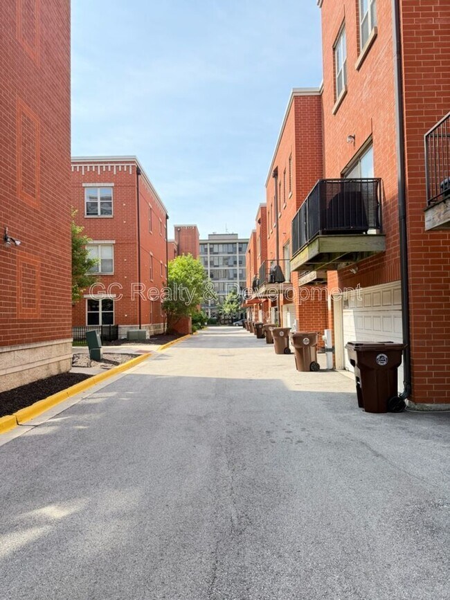 Building Photo - 2503 S Calumet Ave