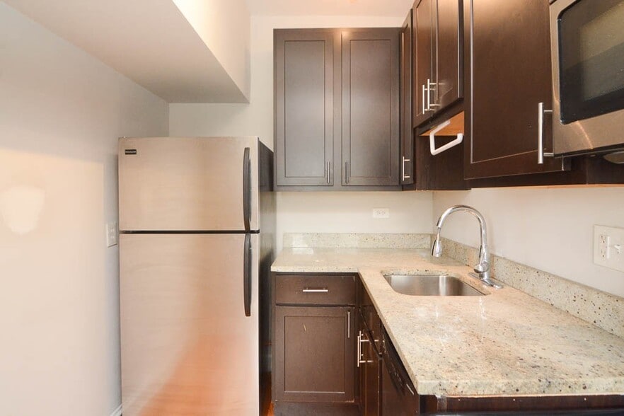 Building Photo - 4644 N Paulina St