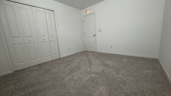 Building Photo - Charming 3BR Townhome with Screened-In Patio