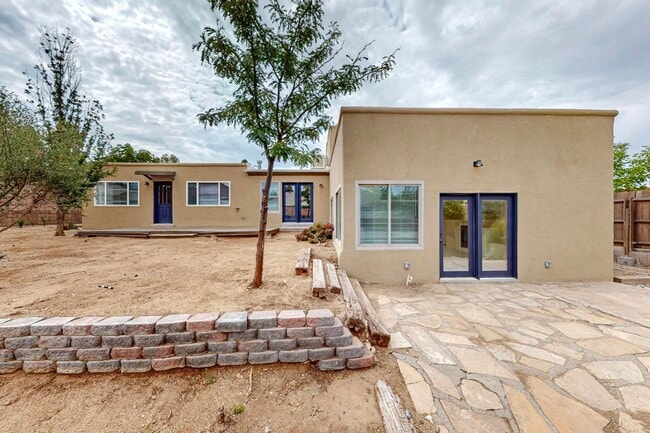 Building Photo - 713 Rio Arriba Ave SE