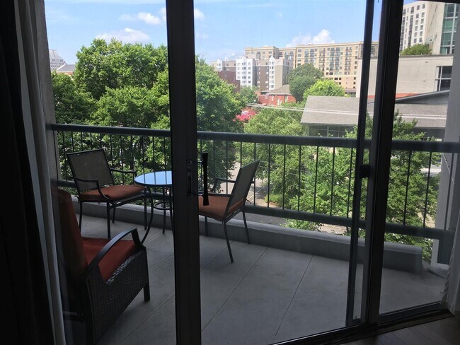 Building Photo - Incredible Location! Convenient 1BE/1BA li...