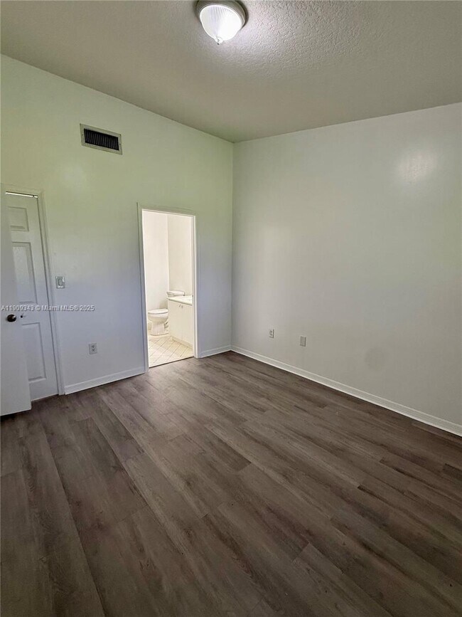 Building Photo - 980 NE 33rd Terrace