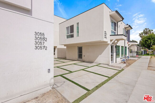 Building Photo - 2700 Larga Ave